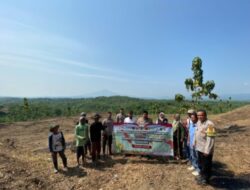 Kapolsek Buahdua AKP Agus Nurjaman,S.H Laksanakan Penanaman Jagung Serentak di Blok Cikawung, Desa Ciawitali, Kecamatan Buahdua, Kabupaten Sumedang