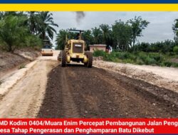 TMMD Kodim 0404/Muara Enim Percepat Pembangunan Jalan Penghubung III Desa Tahap Pengerasan dan Penghamparan Batu Dikebut
