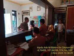 Aipda Ade Mulyana Bhabinkamtibmas Desa Cikaramas Tanjungmedar Polres Sumedang melaksanakan sambang/silatrahmi kamtibmas ke aparatur Desa Cikaramas