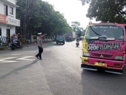 Antisipasi Rawan Kemacetan Unit Lantas Polsek Tomo Laksanakan Pengaturan Lalu-lintas Pagi Hari.