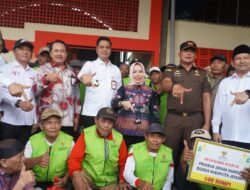 100 Becak Listrik dari Presiden Prabowo Diserahkan ke Pengayuh Becak Lansia di Jepara