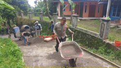 Bhabinkamtibmas Desa Tanjungwangi Briptu Diwan Ahmad Sopian melaksanakan kegiatan monitoring dan pengecekan pembangunan rabat beton jalan desa di wilayah Desa binaan