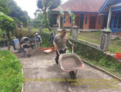 Bhabinkamtibmas Desa Tanjungwangi Briptu Diwan Ahmad Sopian melaksanakan kegiatan monitoring dan pengecekan pembangunan rabat beton jalan desa di wilayah Desa binaan