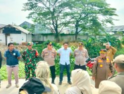 Polsek Babelan Polres Metro Bekasi melaksanakan kegiatan pengamanan pembongkaran pagar panel 