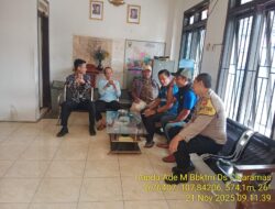 Aipda Ade Mulyana Bhabinkamtibmas Desa Cikaramas Tanjungmedar Polres Sumedang melaksanakan sambang/silatrahmi kamtibmas ke aparatur Desa Cikaramas