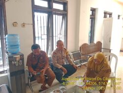 Aipda Ade Mulyana Bhabinkamtibmas Desa Cikaramas Tanjungmedar Polres Sumedang melaksanakan sambang/silatrahmi kamtibmas ke aparatur Desa Cikaramas