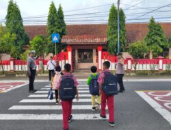 Polsek Pataruman Laksanakan Pengaturan Lalu Lintas Pagi untuk Dukung Kelancaran Aktivitas Masyarakat