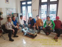 Aipda Ade Mulyana Bhabinkamtibmas Desa Cikaramas Tanjungmedar Polres Sumedang melaksanakan sambang/silatrahmi kamtibmas ke aparatur Desa Cikaramas