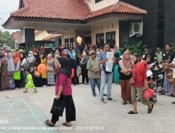 Antrian Membludak Penerima Manfaat BLT Kesra di Babelan Jatuh Pingsan