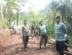 Bhabinkamtibmas Desa Banyuresmi Melaksanakan Giat Sambang Dan Silaturahmi Kepada Desa binaan sekaligus melaksanakan kerja bakti.