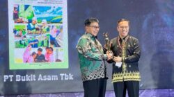 Transparansi & Keberlanjutan Diakui, PTBA Kantongi Penghargaan Platinum ASRRAT 2025*