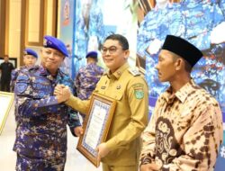 Bupati Tanah Bumbu Andi Rudi Latif Terima Penghargaan di HUT ke-75 Polairud
