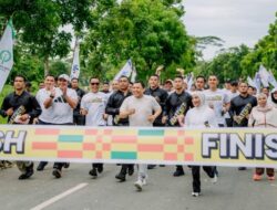 Owner Jhonlin Group H.isam Hadiahi 200 Paket Umroh Peserta Jalan Santai Batfest 2025.