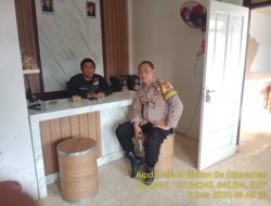 Aipda Ade Mulyana Bhabinkamtibmas Desa Cikaramas Tanjungmedar Polres Sumedang melaksanakan sambang/silatrahmi kamtibmas ke aparatur Desa Cikaramas