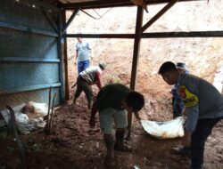 Bhabinkamtibmas Desa Banyuresmi Melaksanakan Giat Sambang Dan Silaturahmi Kepada Desa binaan sekaligus melaksanakan kerja bakti pembersihan pergeseran tanah