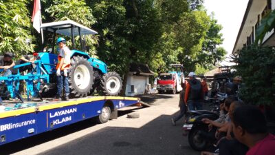 Kelompok Tani Di Empat Kecamatan Kabupaten Purwakarta Mendapat Bantuan Traktor