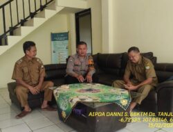 Aipda Dani Santika sambangi aparatur desa serta dumas keliling dalam rangka BEYOND TRUST PRESISI di wilayah Kec. Tanjungmedar