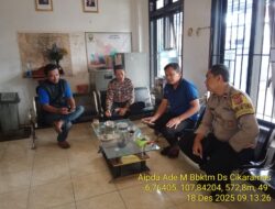 Aipda Ade Mulyana Bhabinkamtibmas Desa Cikaramas Tanjungmedar Polres Sumedang melaksanakan sambang/silatrahmi kamtibmas ke aparatur Desa Cikaramas