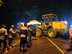 Polres Sumedang Sigap Tangani Pohon Tumbang dan Longsor di Cadas Pangeran