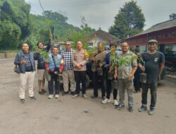 Kapolres Sumedang Tanam dan Bagikan Bibit Pohon di Cadas Pangeran, Upaya Cegah Longsor