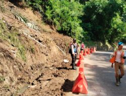 Polres Sumedang Monitoring Pembersihan Material Sisa Longsor di Jalan Bandung–Sumedang