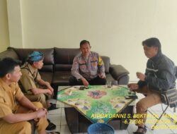 Aipda Dani Santika sambangi aparatur desa serta dumas keliling dalam rangka BEYOND TRUST PRESISI di wilayah Kec. Tanjungmedar