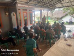 Aipda Ade Mulyana Bhabinkamtibmas polsek  Tanjungmedar Polres Sumedang melaksanakan sambang/silatrahmi kamtibmas ke aparatur Desa Cikaramas