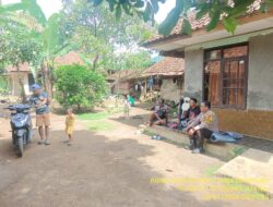 Bhabinkamtibmas Desa Sukamukti Aipda Agus Sukmana Laksanakan Silaturahmi Kamtibmas dan Dumas Keliling dalam Rangka BEYOND TRUST PRESISI.  