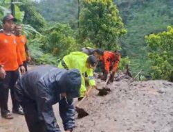 Polisi Bergotong Royong Dengan Warga Membersihkan Lumpur Tanah Longsor