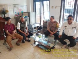 Aipda Ade Mulyana Bhabinkamtibmas polsek  Tanjungmedar Polres Sumedang melaksanakan sambang/silatrahmi kamtibmas ke aparatur Desa Cikaramas