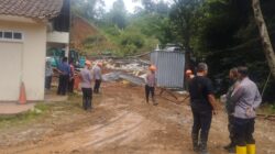 Bangunan Pabrik Air Mineral di Pamulihan Sumedang Ambruk Akibat Longsor, Satu Warga Luka Ringan