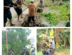 Kedes Muara Bakti H. Asmawi Turun Langsung Bersihkan Tumpukan Sampah Eceng Gondok