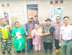 H. Asmawi Kepala Desa Muara Bakti Kembali Salurkan Bantuan Kepada Warga Terdampak Banjir