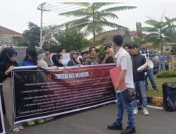 Kasus Dana Hibah KONI Kab Muara Enim, Puluhan Mahasiswa Adakan Aksi Unjuk Rasa Di Kejaksaan