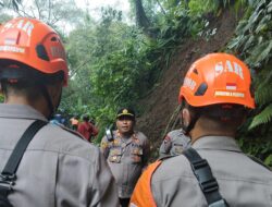 Polres Sumedang Bersama TNI, BPBD dan Warga Lakukan Evakuasi Tanah Longsor di Cipanas Tanjungkerta