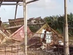 Akibat Abrasi Kali Bekasi : Sebuah Rumah di Kampung Warung Pojok RT 01/02 Desa Kebalen Ambruk