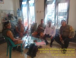 Aipda Ade Mulyana Bhabinkamtibmas Desa Cikaramas Tanjungmedar Polres Sumedang melaksanakan sambang/silatrahmi kamtibmas ke aparatur Desa Cikaramas