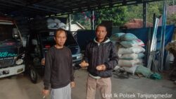 Personil Polsek Tanjungmedar mengantar sempel jagung untuk dilakukan pengecekan kadar kualitas ke Bulog