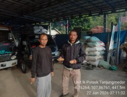 Personil Polsek Tanjungmedar mengantar sempel jagung untuk dilakukan pengecekan kadar kualitas ke Bulog