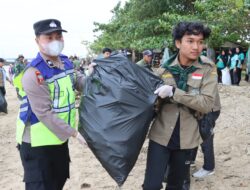 Personel Polres Jepara Terjun Langsung dalam Aksi Bersih Pantai Pantai Teluk Awur