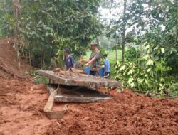 Cuaca Tak Jadi Penghalang, Pra TMMD Ke-127 di Desa Sindangwangi Tetap Pasang Gorong-gorong