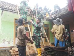 TNI dan Warga Kompak Bongkar Rumah Penjaga Sekolah dalam Program TMMD ke-127 di Sindangwangi