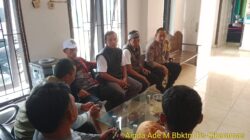 Aipda Ade Mulyana Bhabinkamtibmas Desa Cikaramas Tanjungmedar Polres Sumedang melaksanakan sambang/silatrahmi kamtibmas ke aparatur Desa Cikaramas