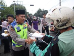 Ramadan, Polres Jepara Bersama Mahasiswa Bagikan Ratusan Takjil Sambil Edukasi Lalin