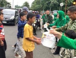 Dandim 0610/Sumedang Bersama Persit KCK Turun ke Jalan, Tebar Takjil dan Hangatkan Ramadan di Bunderan Binokasih