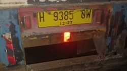 Diduga Minim Penerangan, Mobil Carry Pick Up Tabrak Truck Trailer Di Lokasi Proyek Sekolah Rakyat Sumedang