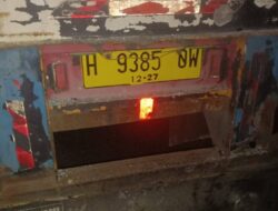 Diduga Minim Penerangan, Mobil Carry Pick Up Tabrak Truck Trailer Di Lokasi Proyek Sekolah Rakyat Sumedang