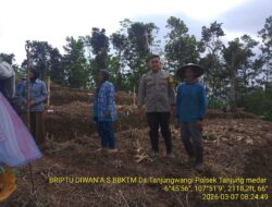 Briptu Diwan Ahmad melaksanakan sambang/silatrahmi Kamtibmas dan dumas keliling dalam rangka BEYOND TRUST PRESISI di wilayah Kec. Tanjungmedar