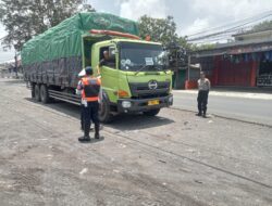 Polres Sumedang Lakukan Penyekatan Truk Sumbu Tiga di Cimalaka, Jaga Kelancaran Arus Mudik Lebaran