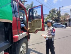 Polres Sumedang Gelar Penyekatan dan Razia Kendaraan Sumbu 3 di Bundaran Alam Sari, Pastikan Arus Lalu Lintas Ops Ketupat Lodaya 2026 Aman